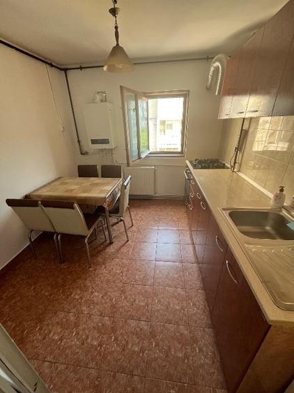 Apartament cu 4 camere decomandat în CET