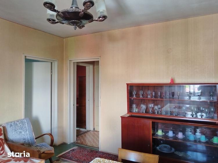 Apartament cu 3 camere semidecomandat în Andrei Mureșanu