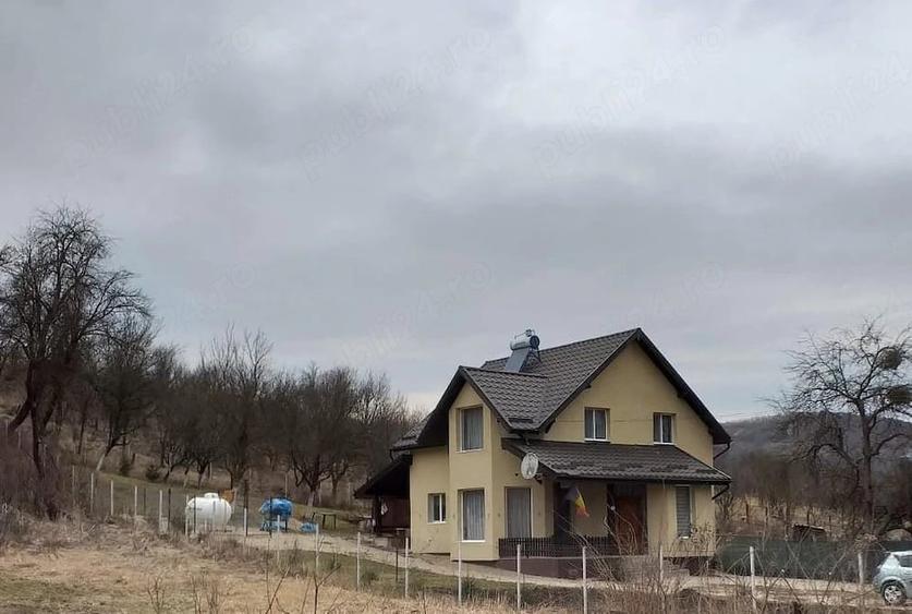 Casă cu 3 camere cu Teren 970 Mp în Almașu