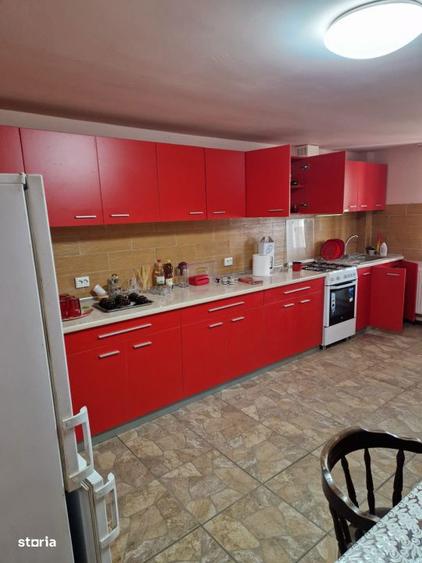 Casă cu 10 camere cu Teren 95000 Mp în Central