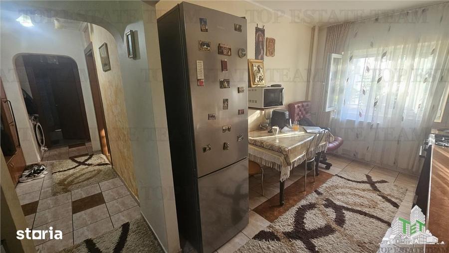 Apartament cu 4 camere semidecomandat în Crângași