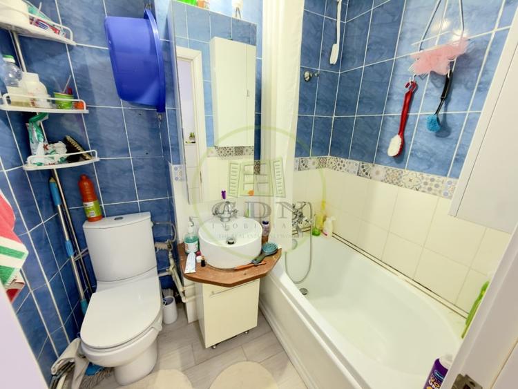Apartament cu 4 camere semidecomandat în Craiovița Nouă