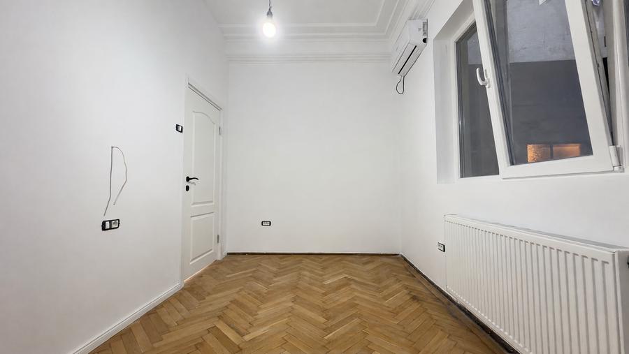 Apartament cu 5 camere decomandat în P-ța Victoriei