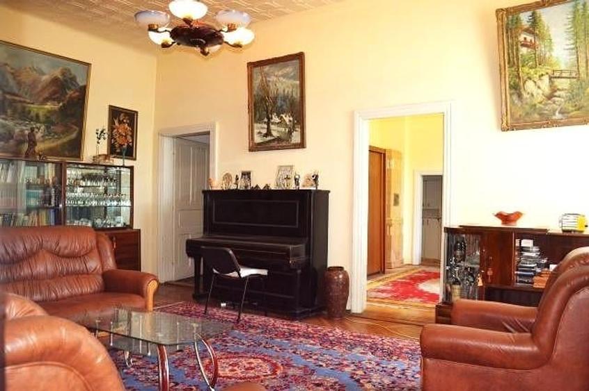 Casă individuală cu 6 camere cu Teren 800 Mp în Central