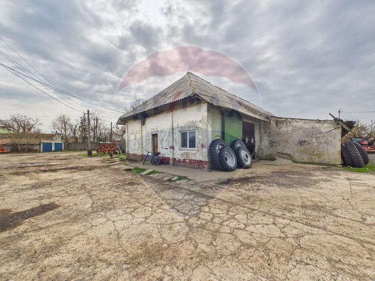 Spațiu industrial, de 7,850 mp, în Periferie