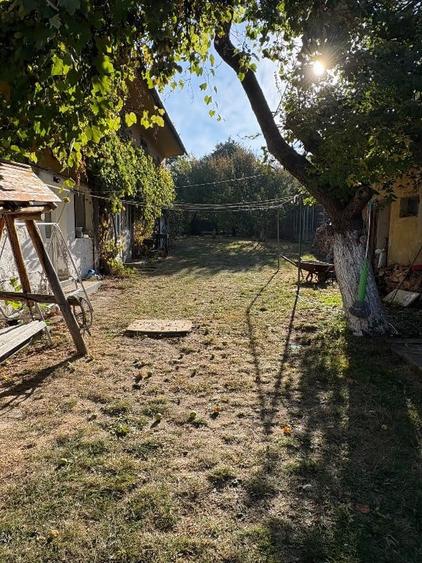 Casă cu 8 camere cu Teren 1200 Mp în Florilor