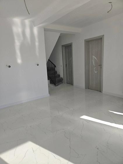 Casă cu 6 camere cu Teren 138 Mp în Lumina