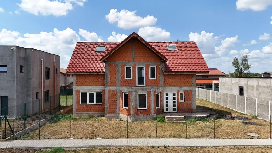 Casă individuală cu 7 camere cu Canalizare în Orțișoara