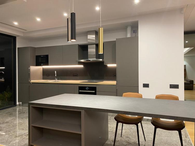 Apartament cu 4 camere decomandat, mobilat în Primăverii