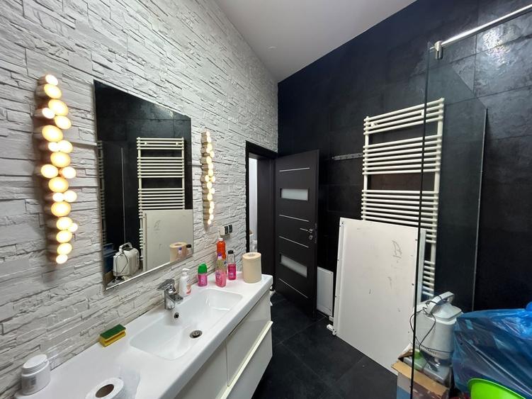 Apartament cu 4 camere semidecomandat în Universitate