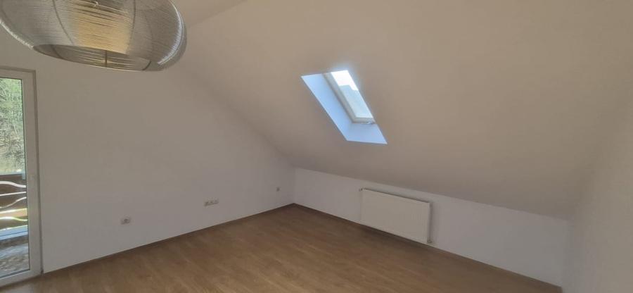 Casă individuală cu 5 camere cu Canalizare în Central