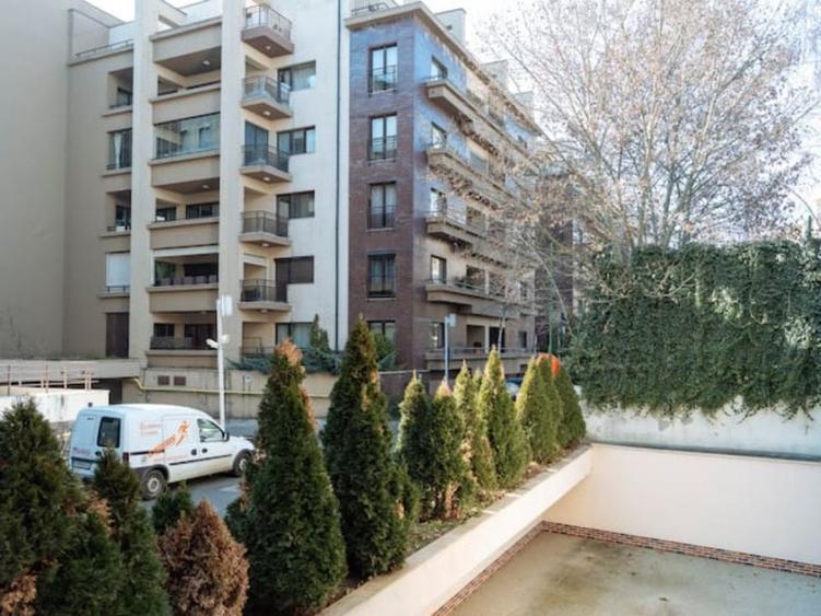 Apartament cu 3 camere decomandat, mobilat în Șoseaua Nordului