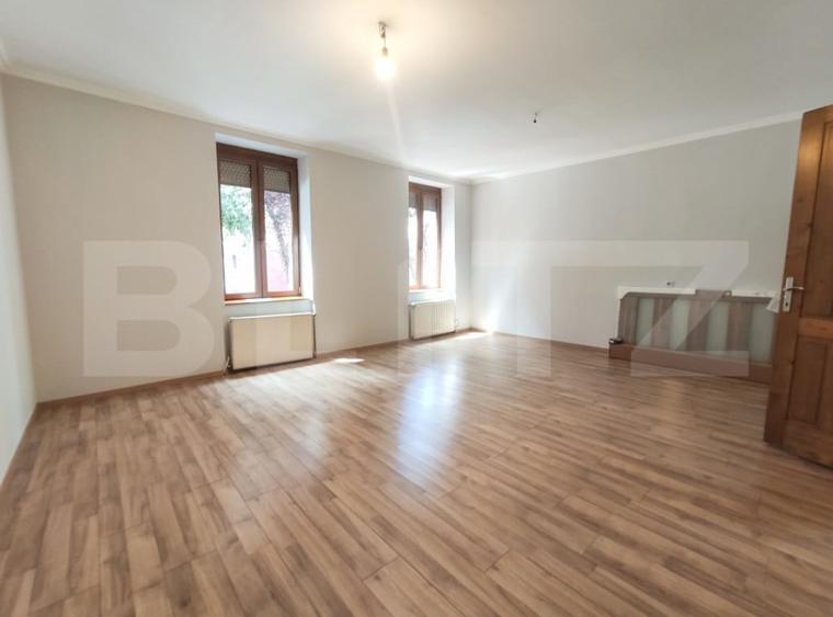 Casă cu 5 camere cu Teren 598 Mp în Central