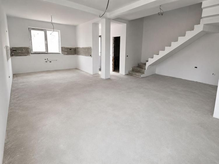 Duplex cu 4 camere cu Canalizare în Moșnița Nouă