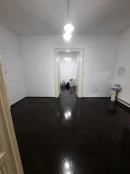 Apartament cu 5 camere semidecomandat în P-ța Victoriei
