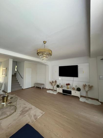 Casă individuală cu 4 camere cu Teren 220 Mp în Central