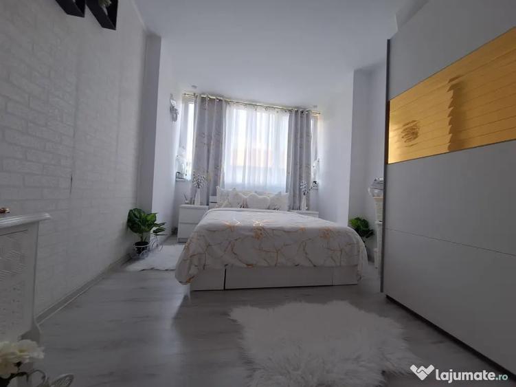 Apartament cu 3 camere semidecomandat în Central