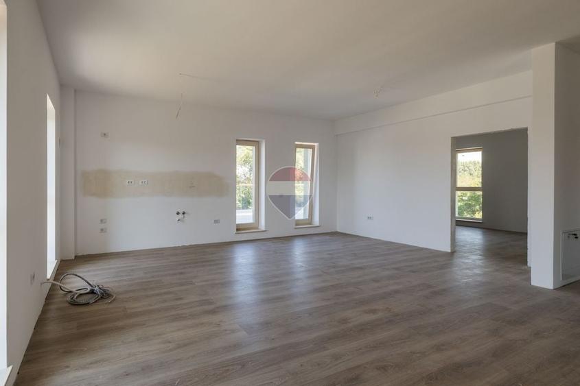 Apartament cu 3 camere decomandat în Tractorul