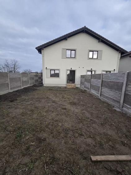Duplex cu 4 camere cu Canalizare în Moșnița Nouă