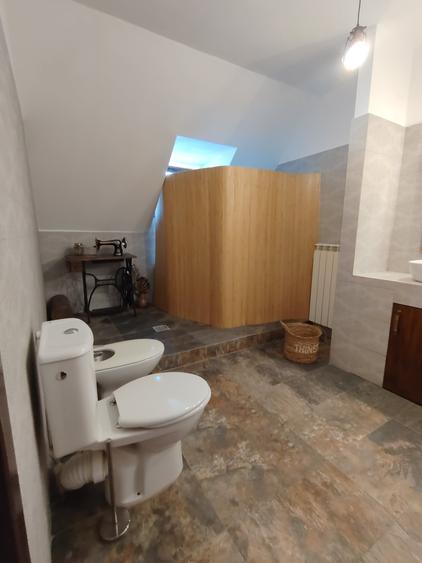 Apartament cu 4 camere semidecomandat în P-ța Victoriei