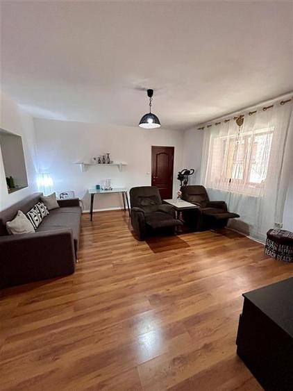 Casă cu 6 camere cu Teren 894 Mp în Diniaș
