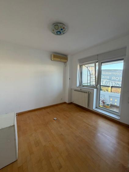 Apartament cu 4 camere semidecomandat în Unirii