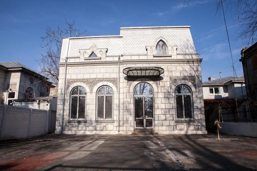 Casă cu 7 camere cu Canalizare în Ultracentral