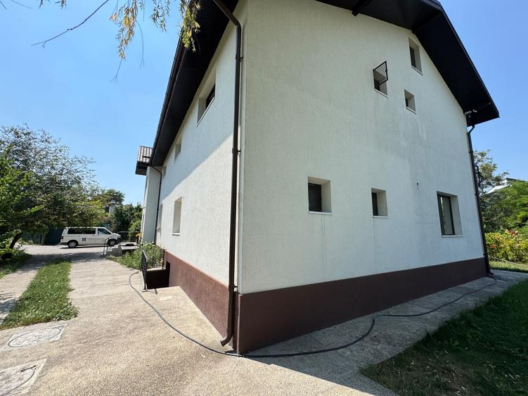 Casă individuală cu 16 camere cu Piscina în Copou
