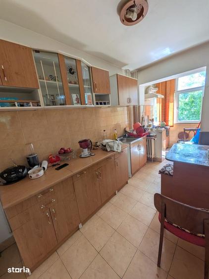 Apartament cu 3 camere decomandat în Calea București