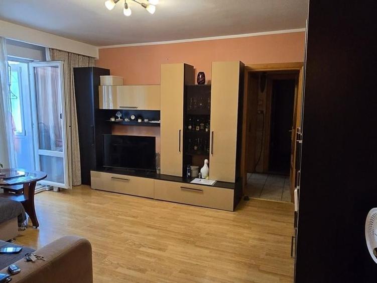 Apartament cu 2 camere semidecomandat în Craiovița Nouă