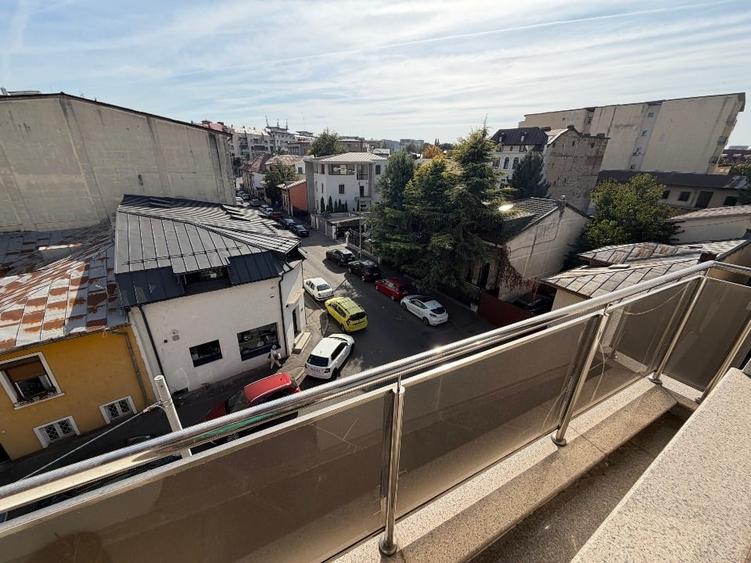Apartament cu 3 camere semidecomandat, mobilat în Banu Manta