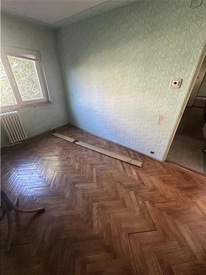 Apartament cu 3 camere semidecomandat în Aradului