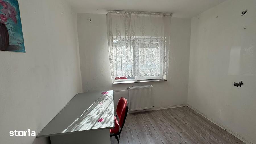 Apartament cu 3 camere în Decebal