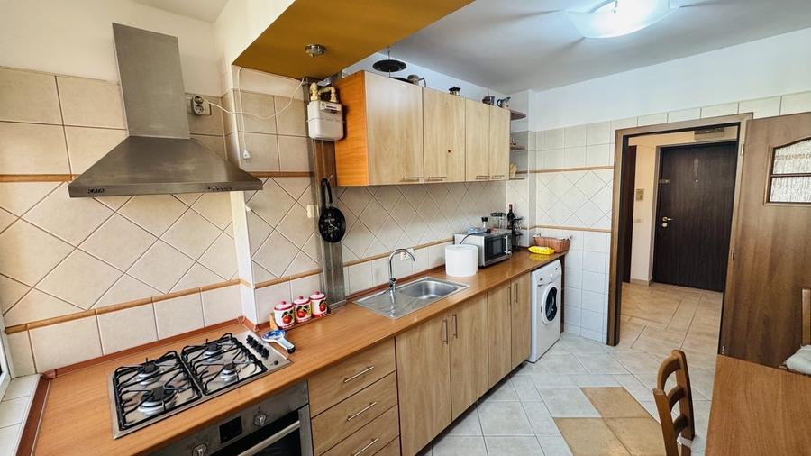 Apartament cu 3 camere semidecomandat în Obor