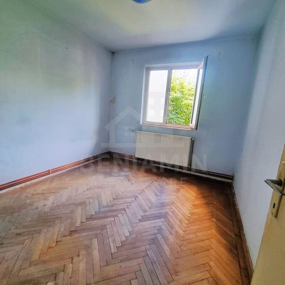 Apartament cu 3 camere semidecomandat în Florilor