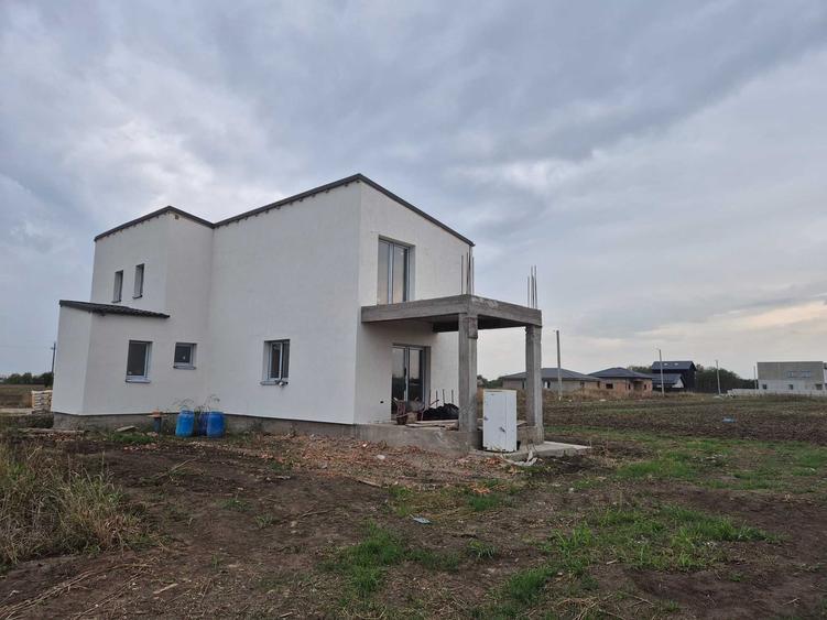 Casă cu 4 camere în Dimieni
