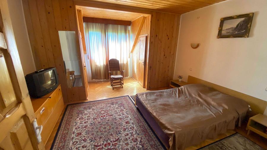Casă cu 4 camere cu Teren 3100 Mp în Central