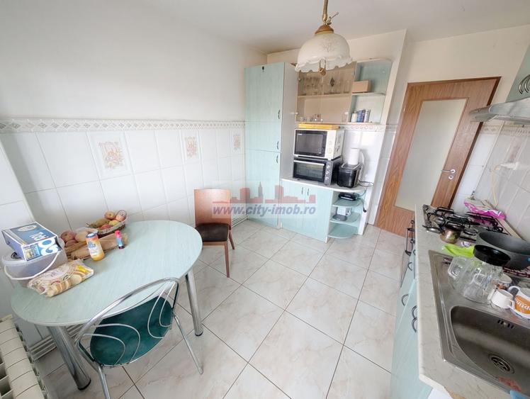 Apartament cu 4 camere semidecomandat, mobilat în Central