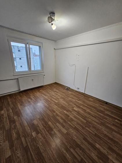 Apartament cu 3 camere semidecomandat în Rahova