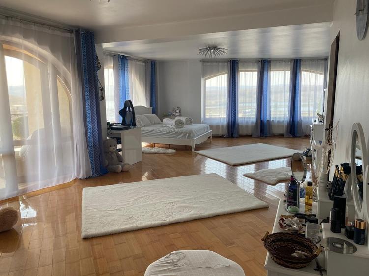 Casă individuală cu 5 camere cu Teren 2000 Mp în Sud