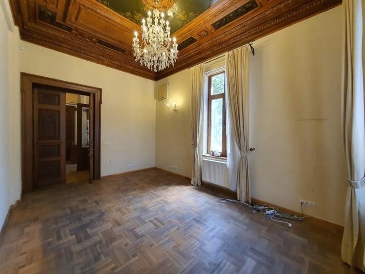 Casă cu 17 camere cu Garaj în P-ța Romană