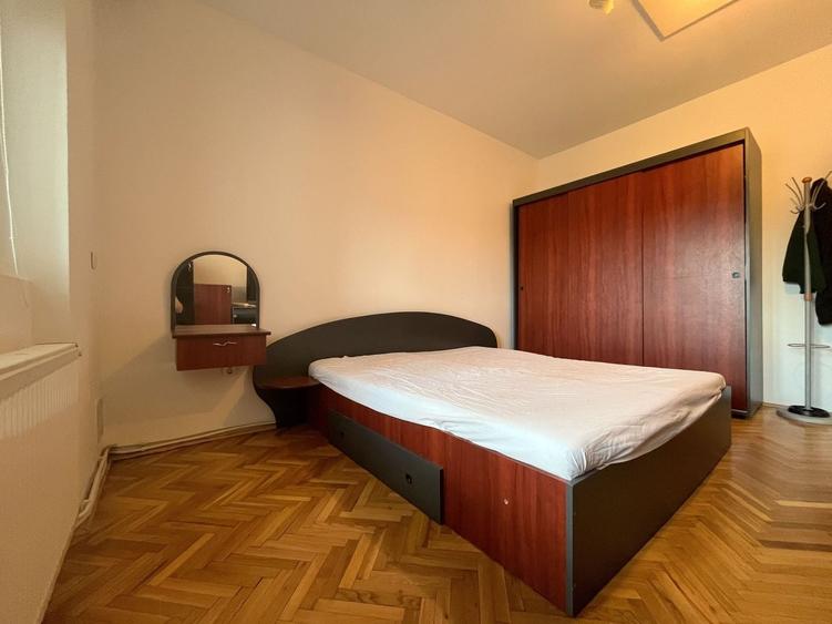 Apartament cu 3 camere decomandat, mobilat în Central