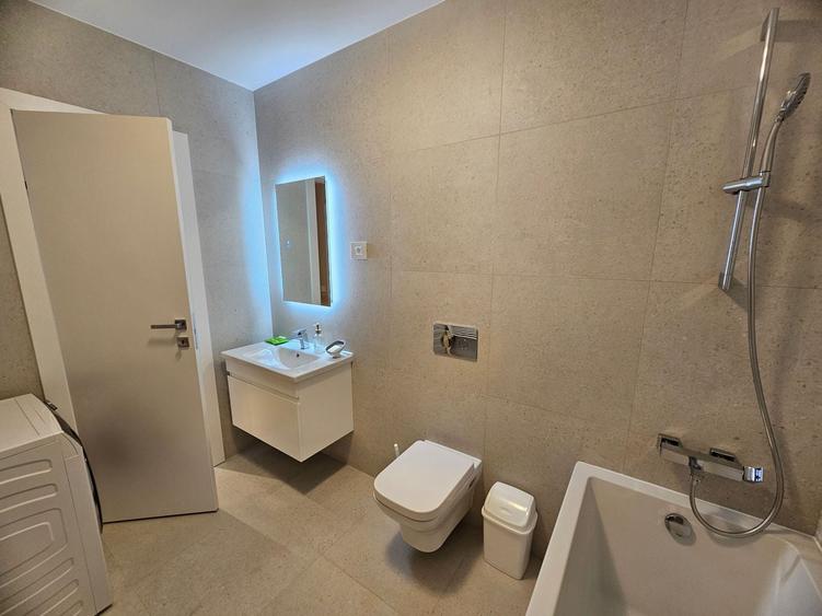 Apartament cu 3 camere decomandat în Băneasa