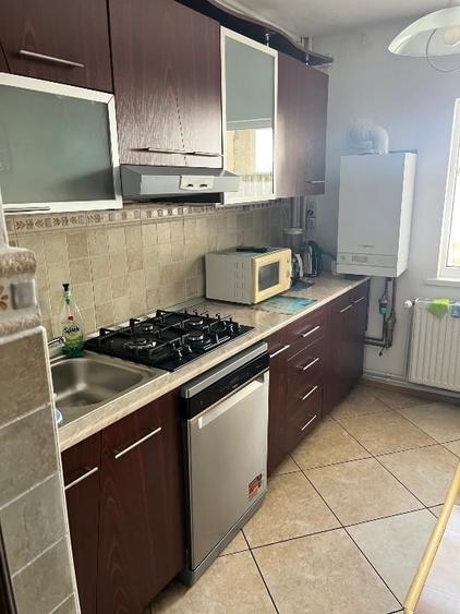 Apartament cu 3 camere decomandat, mobilat în Florilor