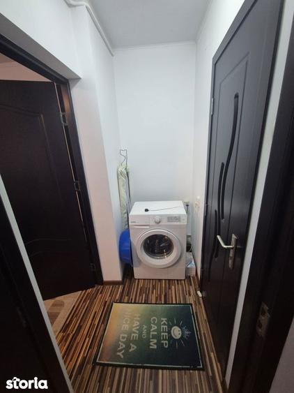 Apartament cu 3 camere semidecomandat, mobilat în Titan