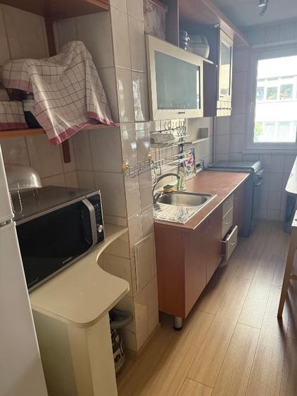 Apartament cu 2 camere semidecomandat, mobilat în P-ța Victoriei