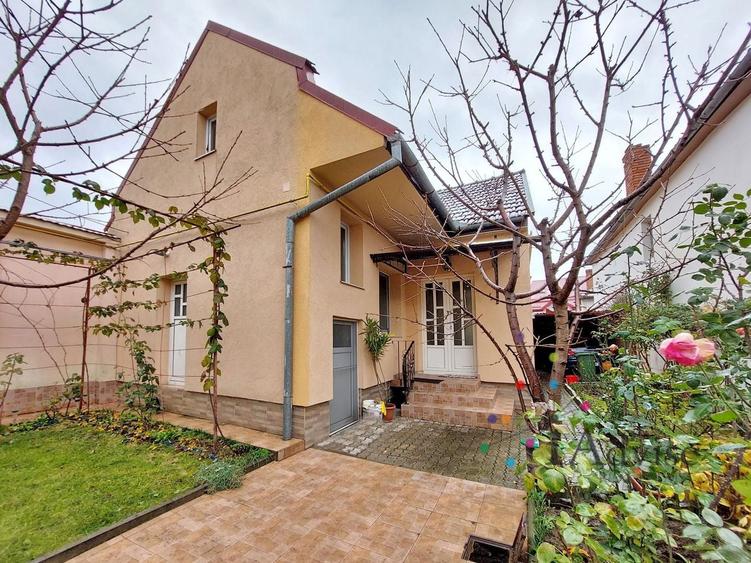 Casă individuală cu 3 camere cu Canalizare în Centrul Civic