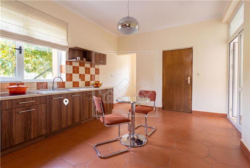 Casă individuală cu 8 camere cu Teren 962 Mp în Sub Arini