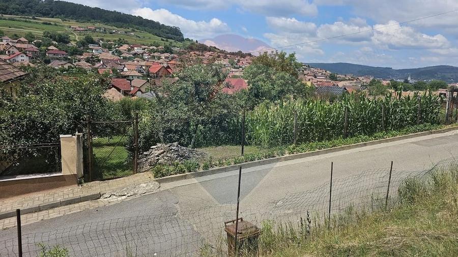 Teren de 1103 mp, în Sud