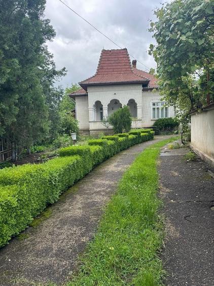 Casă individuală cu 7 camere cu Canalizare în Central